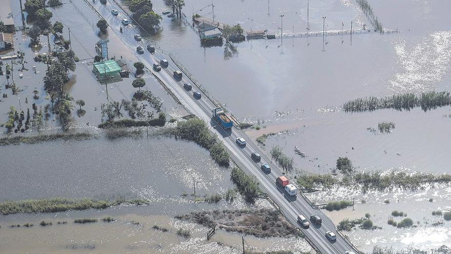 Los ecologistas creen ineficaz el dragado del río en Guardamar para evitar inundaciones y reclaman suprimir la barrera de la N-332