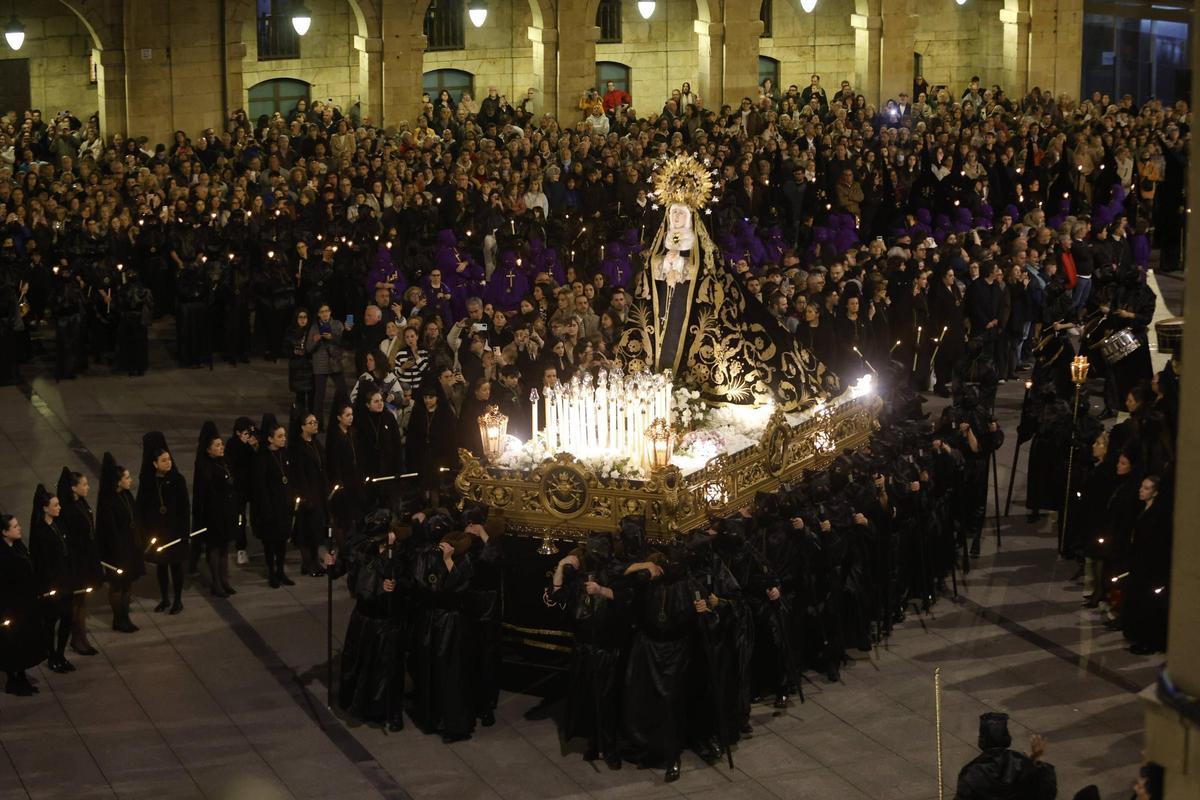 Un momento de la procesión del Encuentro, con pesonas ajenas a las cofradías en el centro de la Plaza de España.