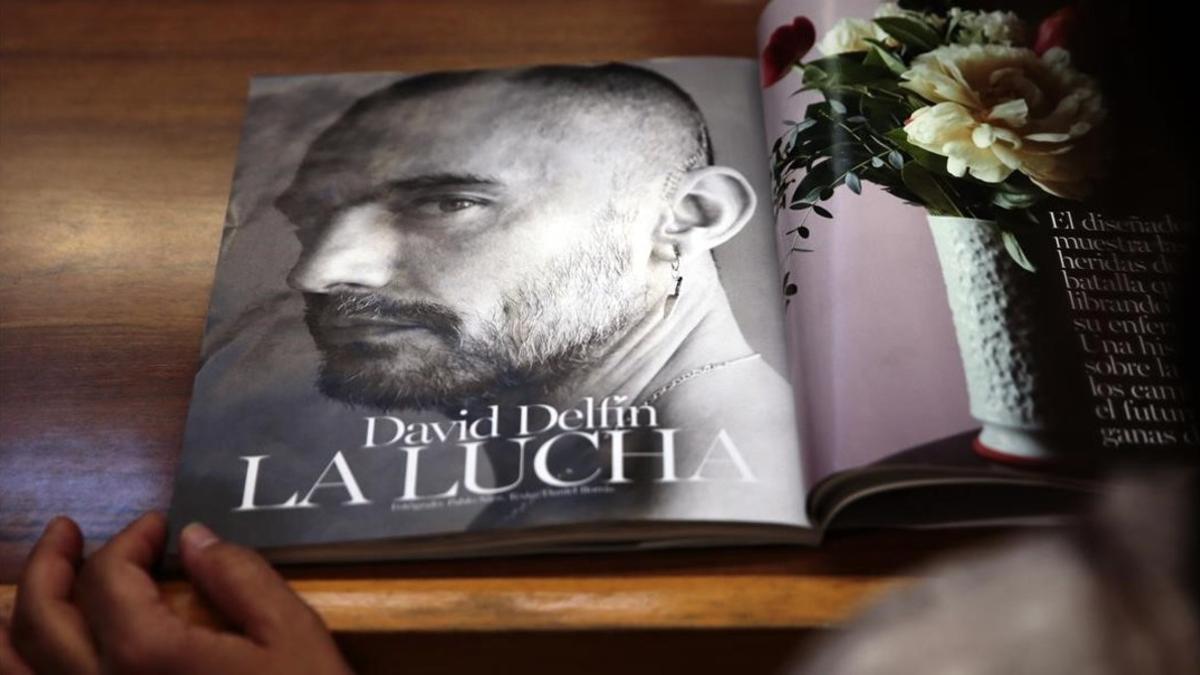 David Delfín muestra su cicatriz en la cabeza, donde le detectaron tres tumores, en una entrevista para la revista 'Vogue'.