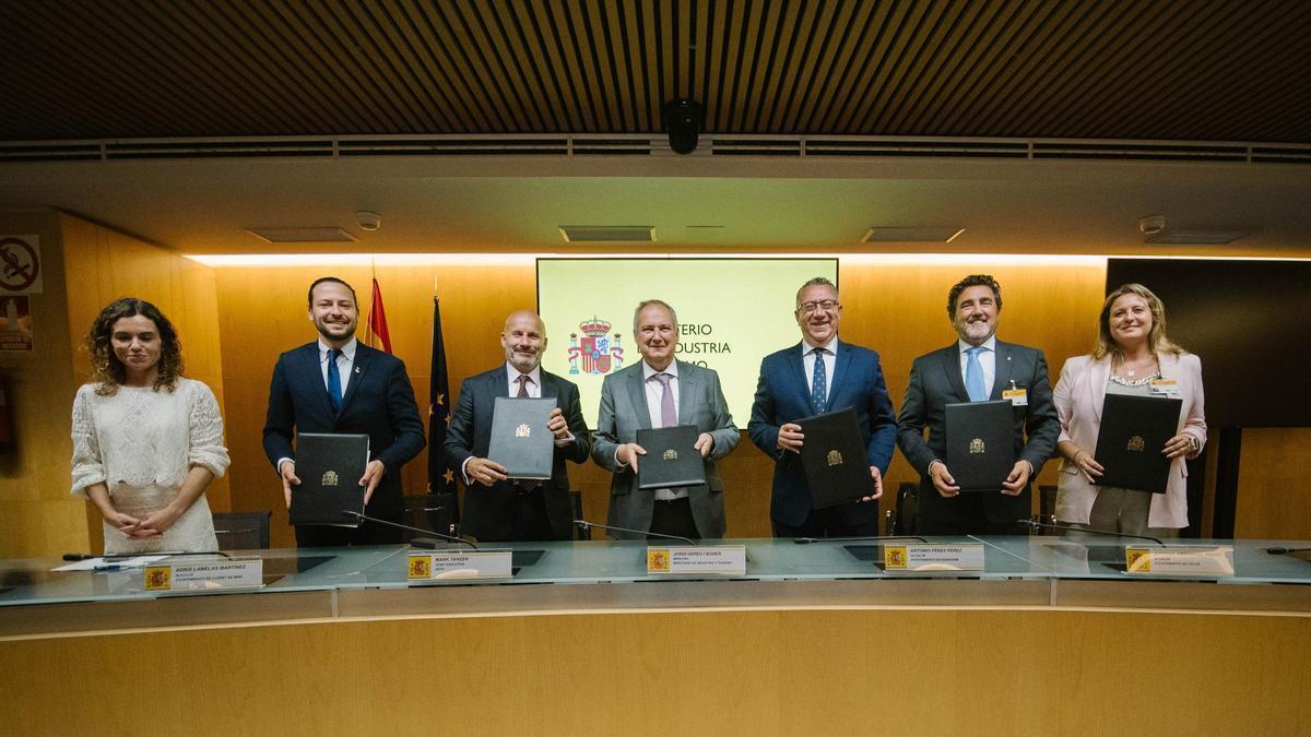L'alcalde, segon per l'esquerra, durant la trobada.