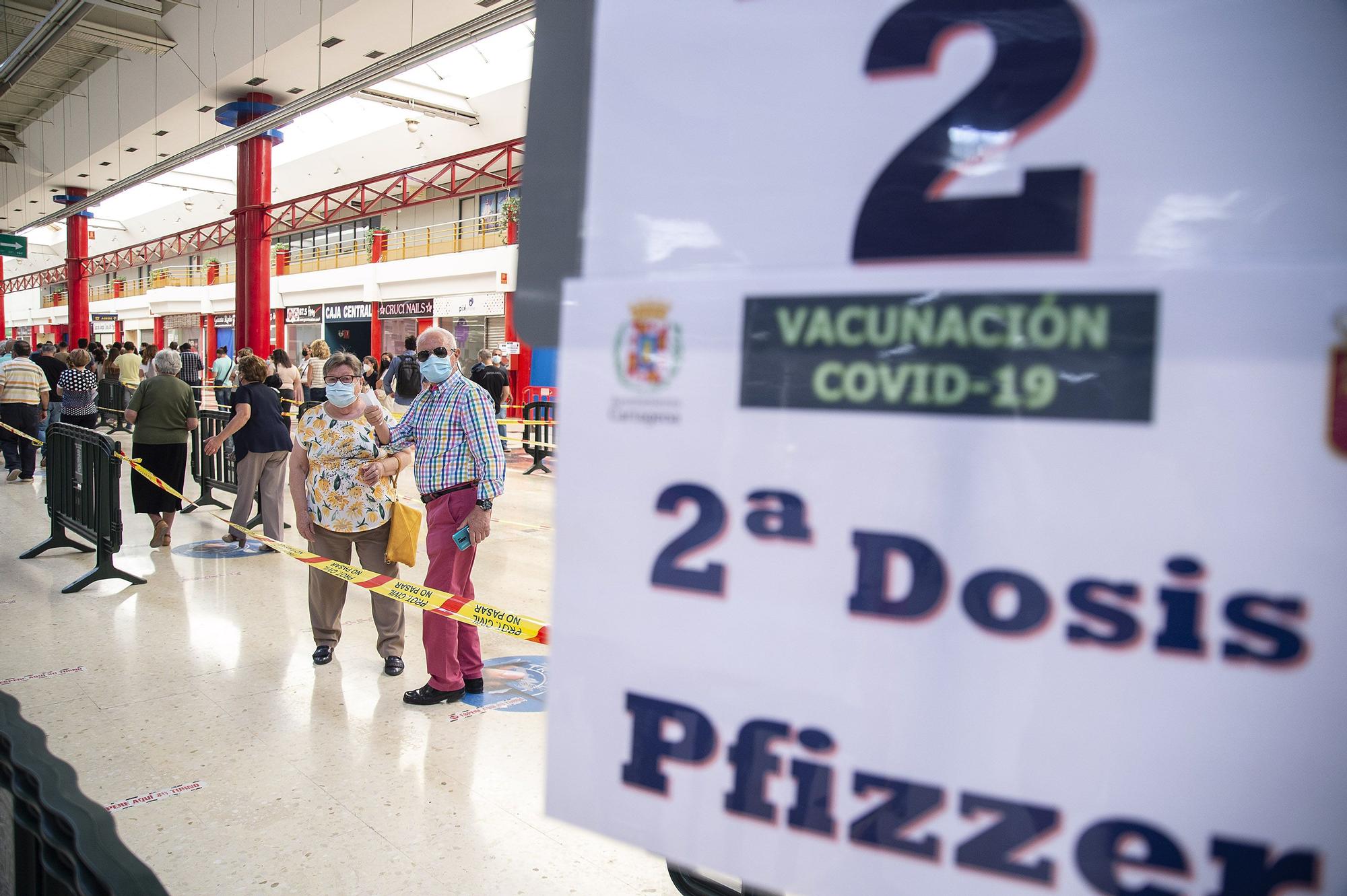 Segundo día de vacunaciones y retrasos en el Centro Comercial La Rambla