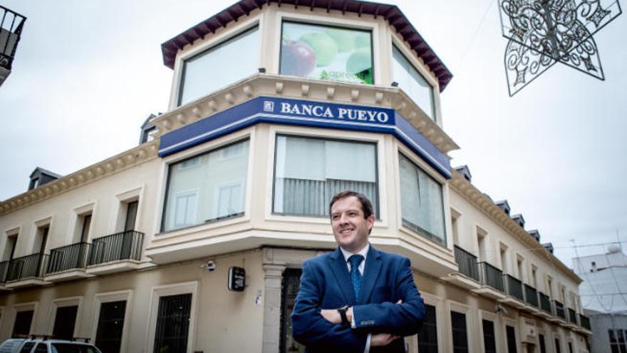 Javier del Pueyo, ante la sede del banco en la localidad pacense de Villanueva de la Serena.