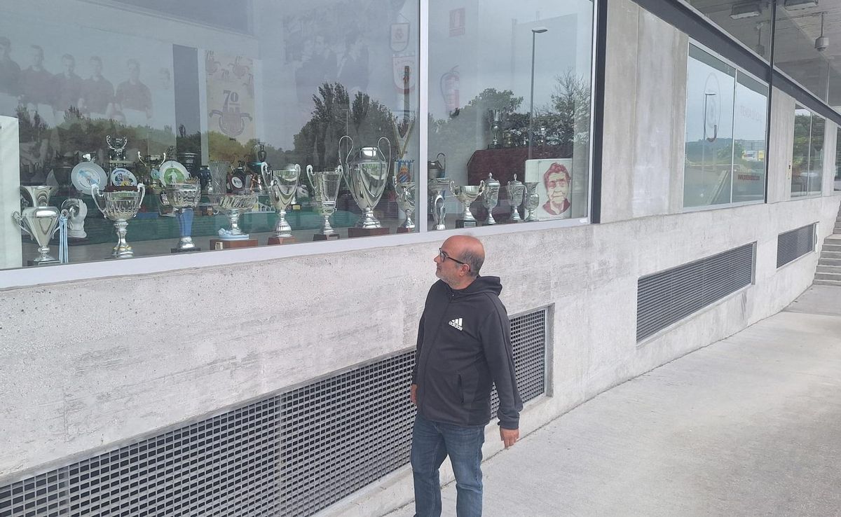 Observando los trofeos expuestos en una vitrina exterior.