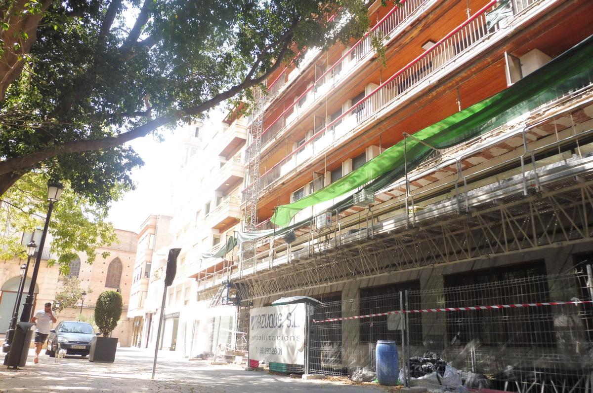 Rehabilitación de fachada en una finca junto a la Plaça de la Vila.