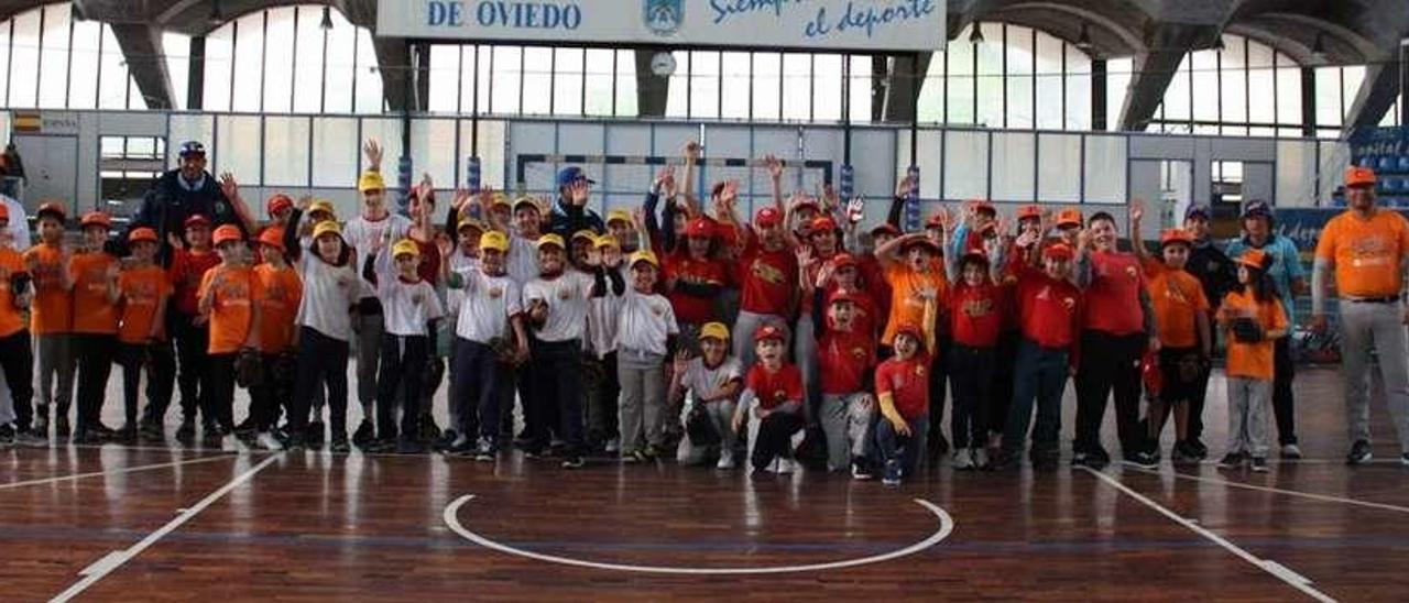 Foto de familia con todos los participantes en la primera jornada de los Juegos Deportivos del Principado.