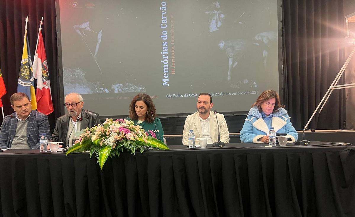 Álvarez, segundo por la derecha, durante la mesa en la que participó.