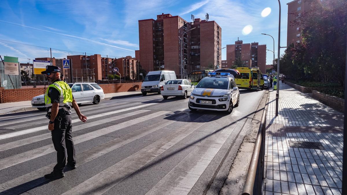 Un agente de la Policía Local de Badajoz regula el tráfico en la avenida del Perú tras el atropello de una joven este lunes.