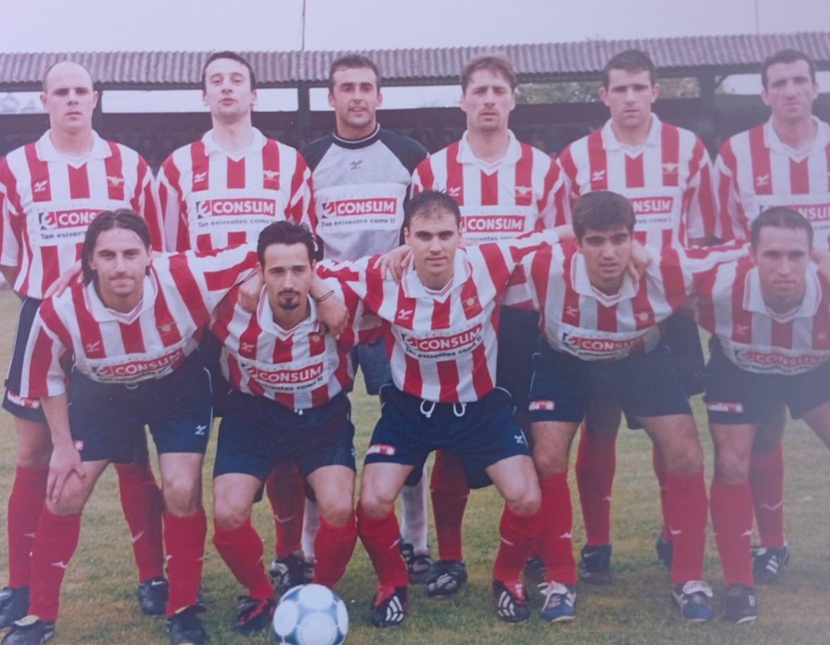 El once titular del Alondras-Ávila con Fredi, actual entrenador del Fortuna, en primer lugar. | FDV