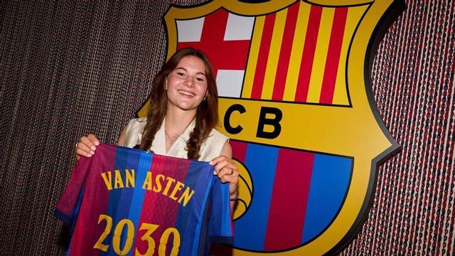 Renee van Asten posa amb la samarreta del Barça, ahir a les oficines del club. | FCB.