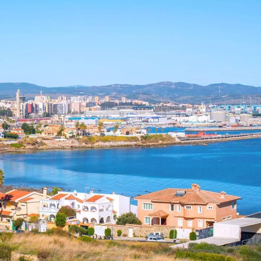 El pueblo gaditano donde Malú (45 años) se siente como en casa, tiene una playa con casi 2.800 metros de longitud y marismas protegidas: "Es el lugar donde más feliz he sido en mi vida"