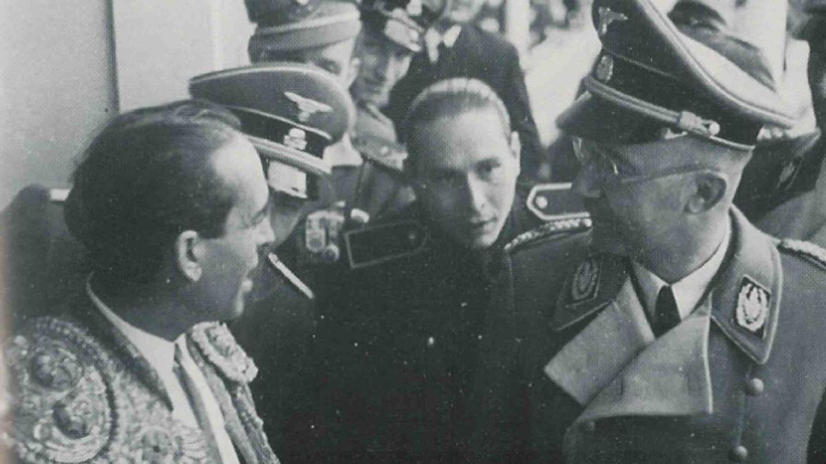 El líder nazi y jefe de las SS Heinrich Himmler (dcha.), con el torero Marcial Lalanda tras una corrida de toros en la madrileña Plaza de las Ventas en 1940.