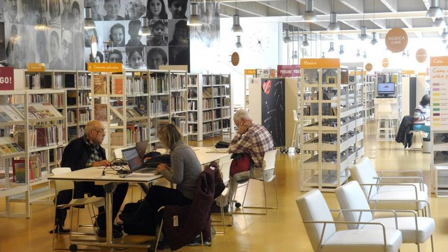 Usuarios en la biblioteca del centro Ágora.