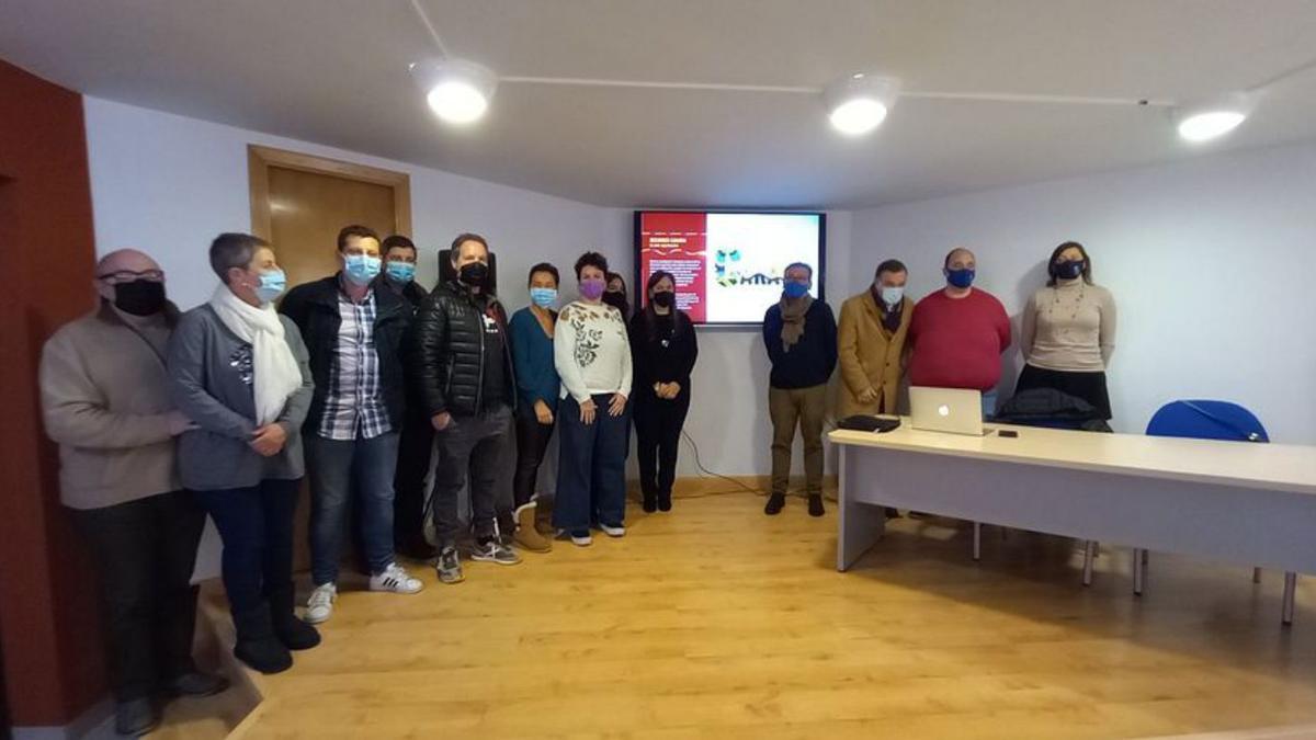 Salomé Samartino y Jorge Vallina, junto a integrantes de colectivo social y empresarial del concejo, ayer, durante la presentación de la marca. | M. V.