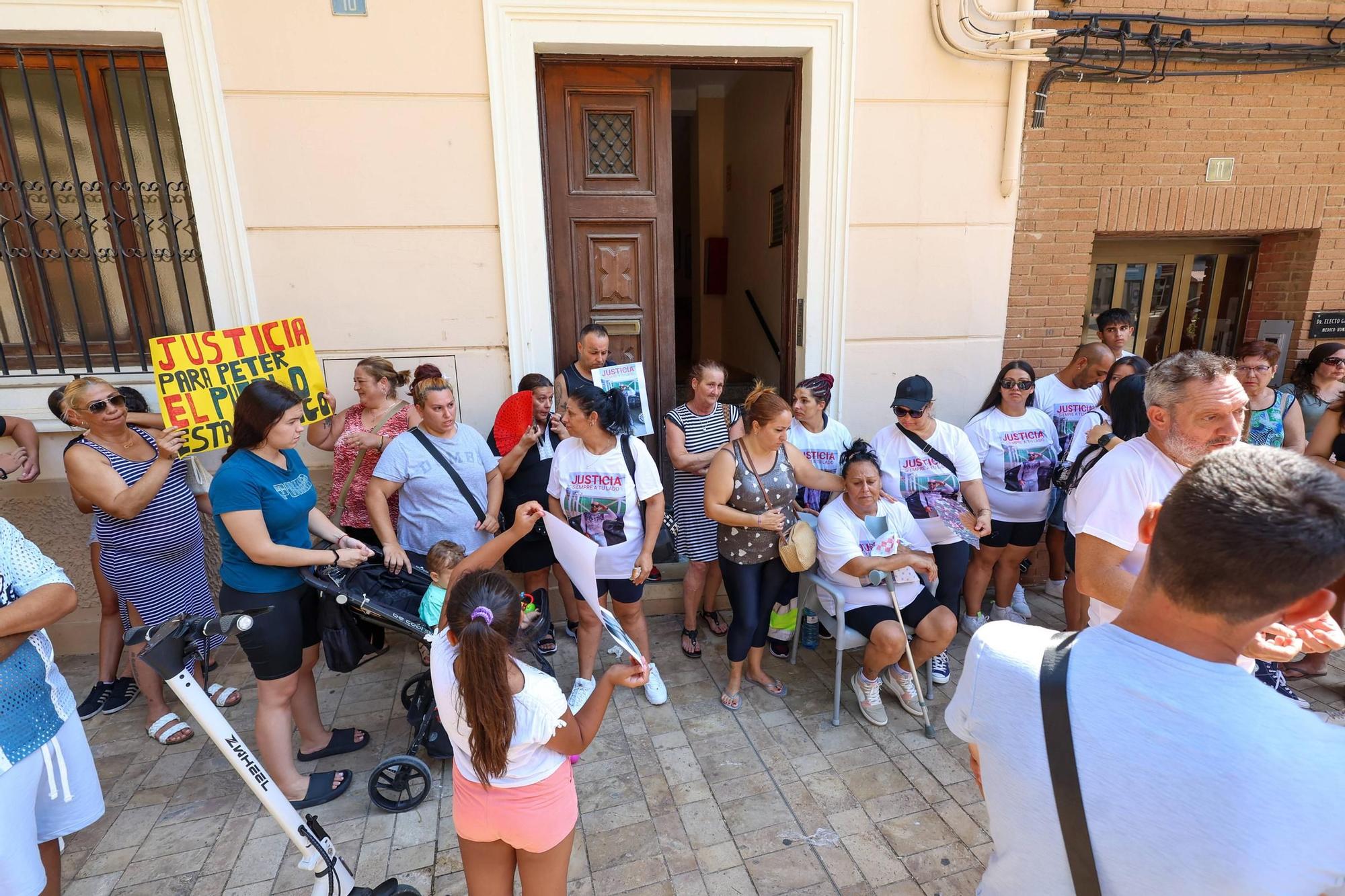 Familiares y amigos de Petar Krasimirov, asesinado a cuchilladas en Carcaixent, guardan un minuto de silencio