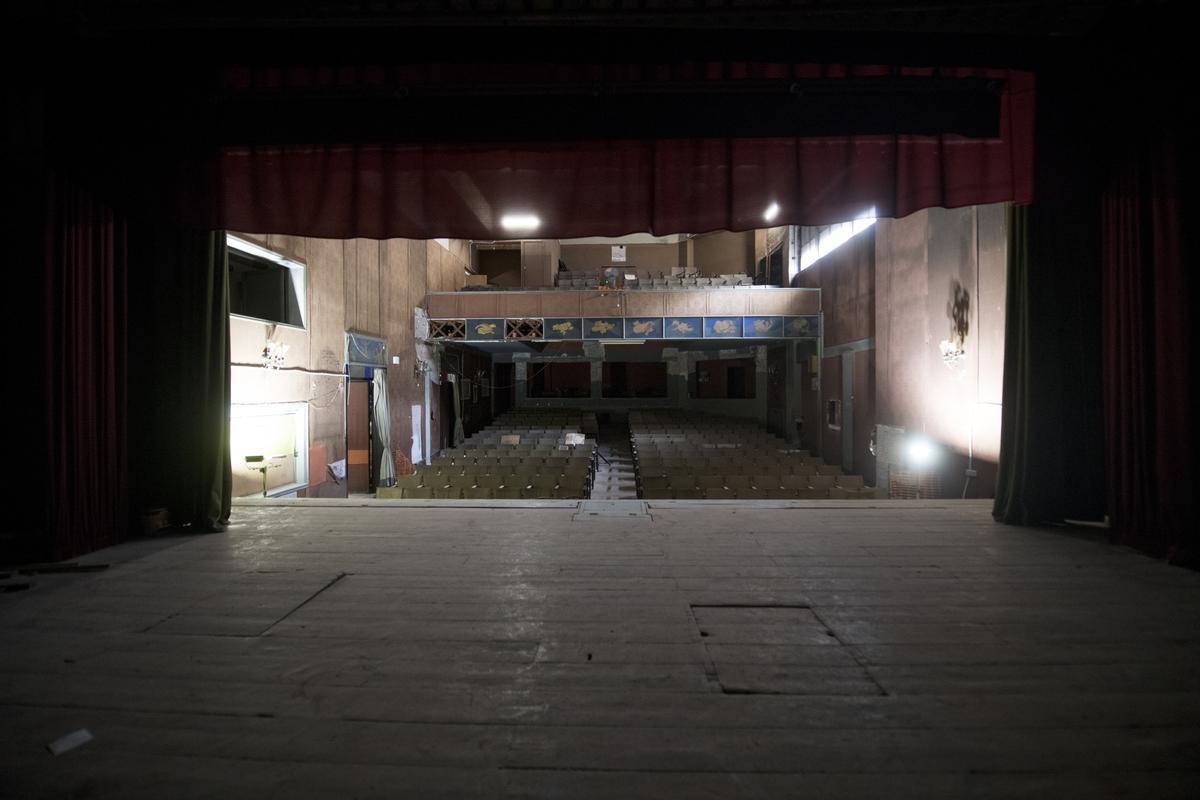 Vista de la platea desde el escenario del antiguo teatro Studium, anteriormente taller Masriera, en el número 72 de la calle Bailén.