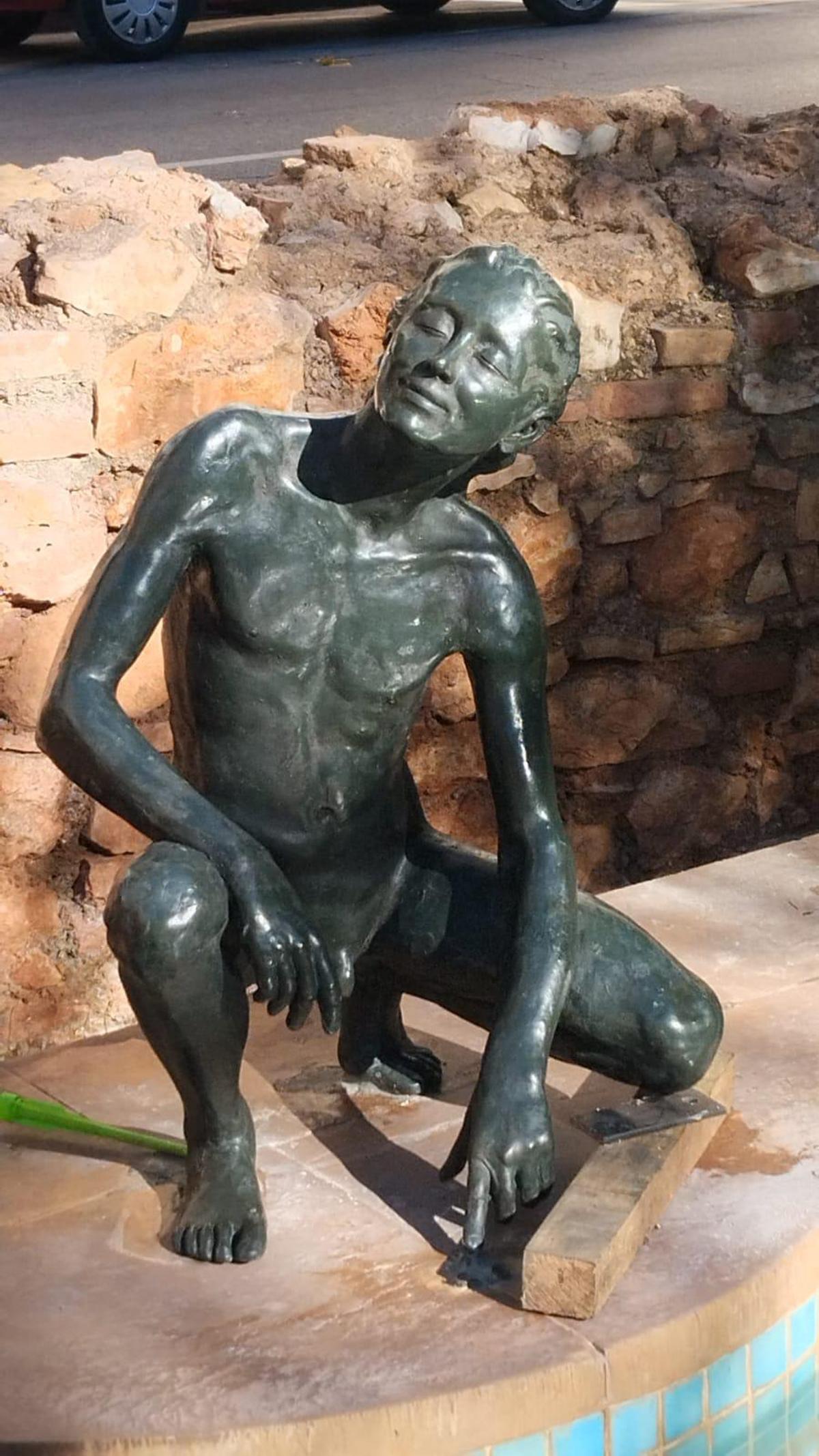 Detalle de la escultura del niño recientemente recolocada.