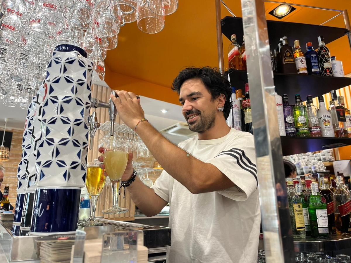 Tito, el nuevo dueño del Mundos, sirviendo una caña