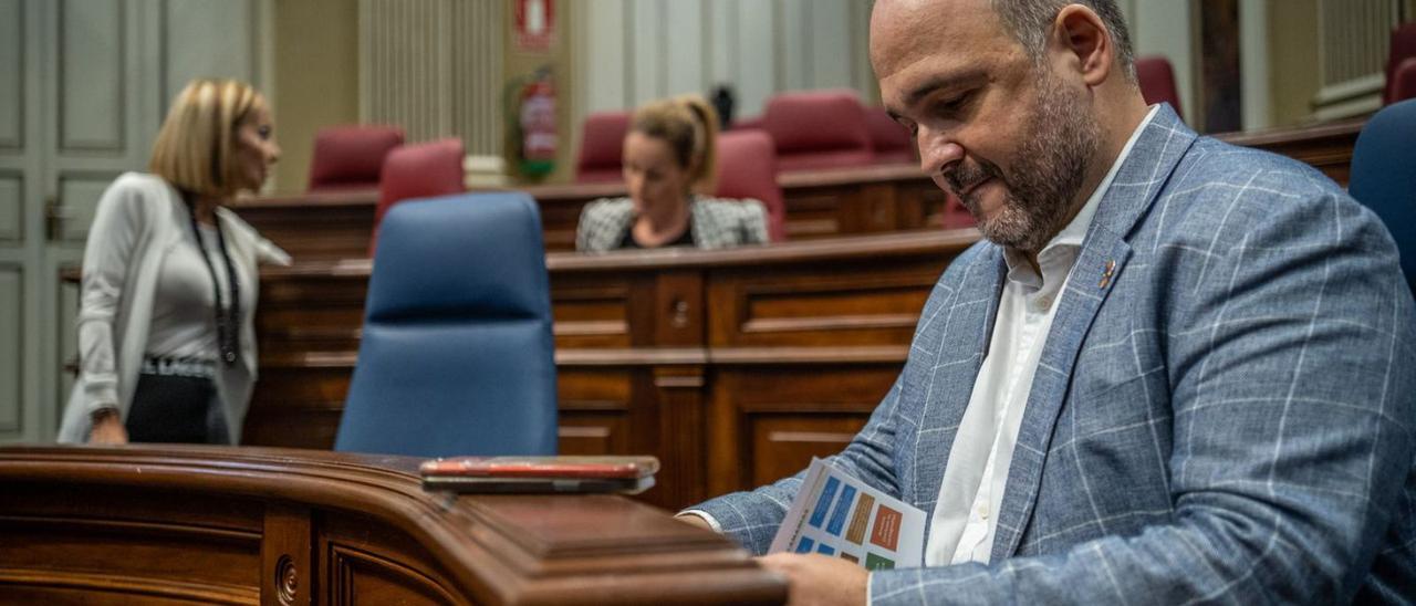 José Antonio Valbuena, en el Parlamento de Canarias.