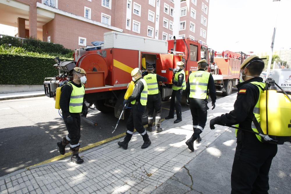 La UME desinfecta el centro de mayores de Jovellanos