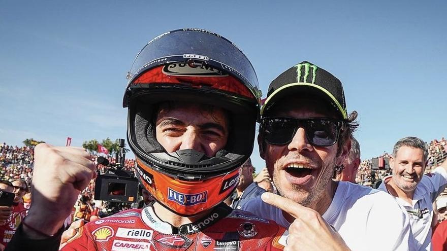 Bagnaia celebrant el títol amb el fins ara últim campió italià de Moto GP, Valentino Rossi