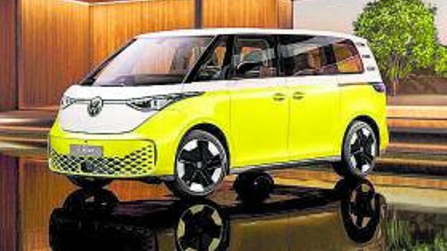 ELECTRIFICACIÓ SUV. D’esquerra a dreta: l’ID.4, el primer SUV elèctric que Volkswagen ha posat al carrer amb una autonomia superior als 500 km. Amb l’ID.5 s’ampliava la gamma amb una atractiva proposta SUV cupè que estrenava el nou programari 3.0 amb més prestacions. Un enfocament esportiu que es reforçava més tard amb la versió ID.5 GTX, la proposta GTI per a la gamma elèctrica alemanya. Finalment, l’ID.6 GTX ha estat dissenyat per al mercat xinès i actualment disposa d’un interior de fins a set places, tracció 4MOTION i 225 kW de potència. VOLKSWAGEN 