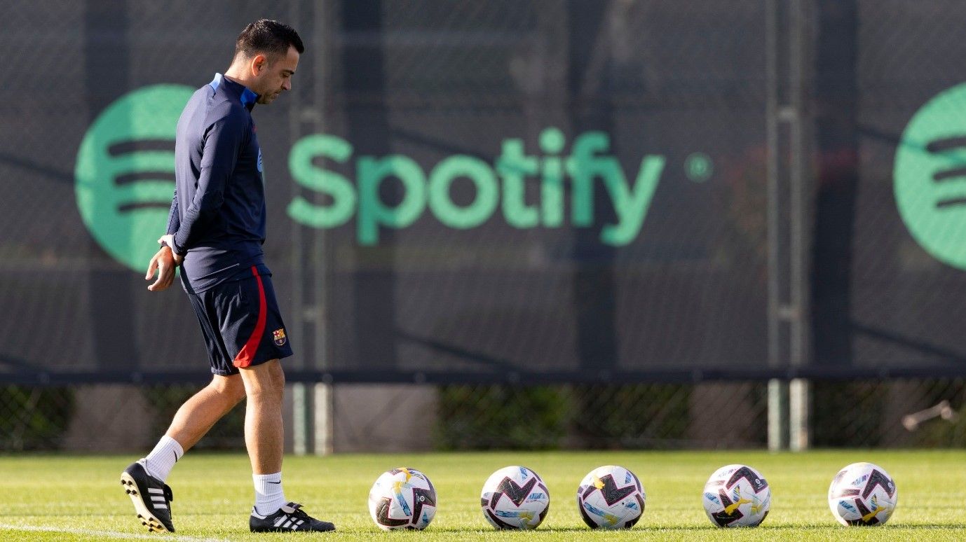 Xavi medita en el inicio del entrenamiento de este viernes, último antes del Mallorca-Barça.