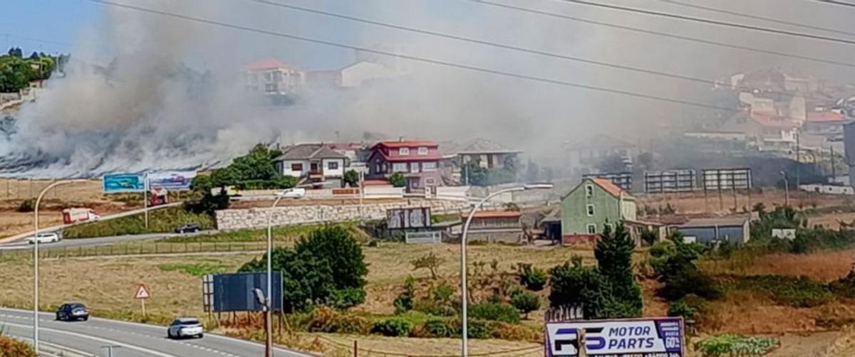 Incendio, ayer, en una finca de Pastoriza. | LOC