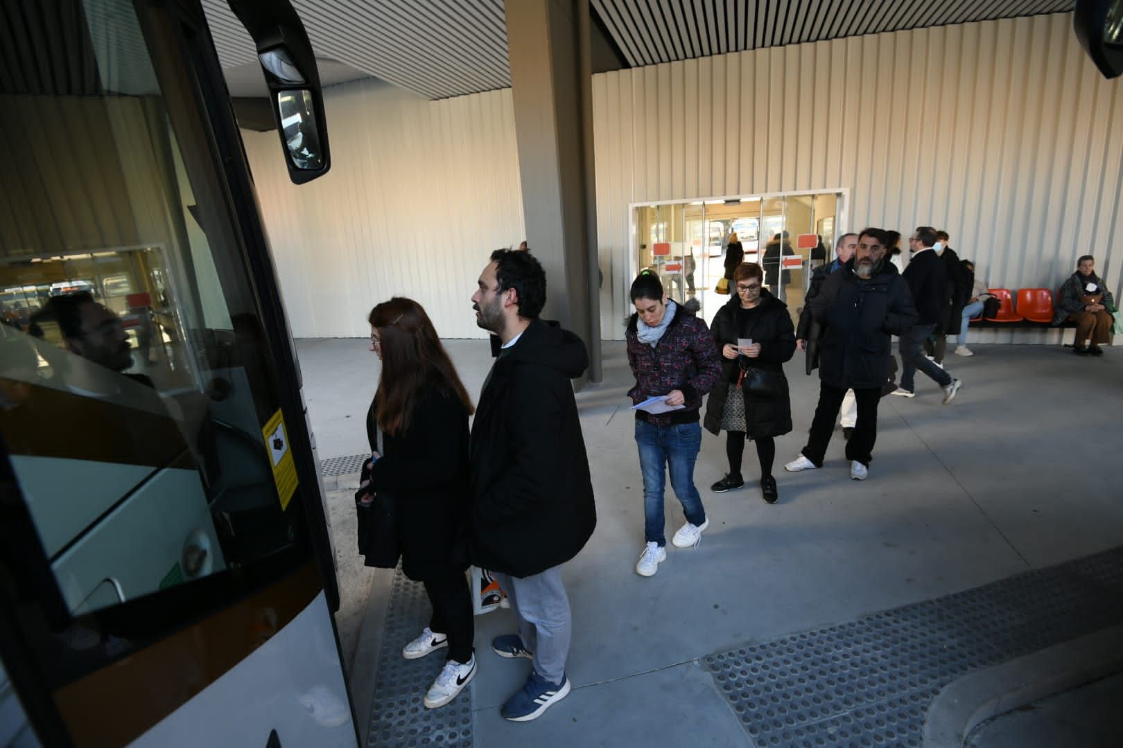 Viajeros en la estación de Pontevedra