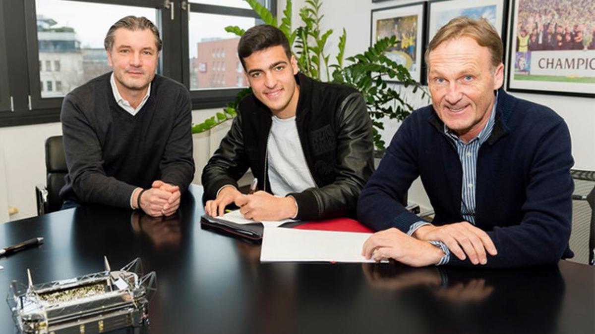 Mikel Merino, en el centro, firmando su contrato con el Borussia Dortmund