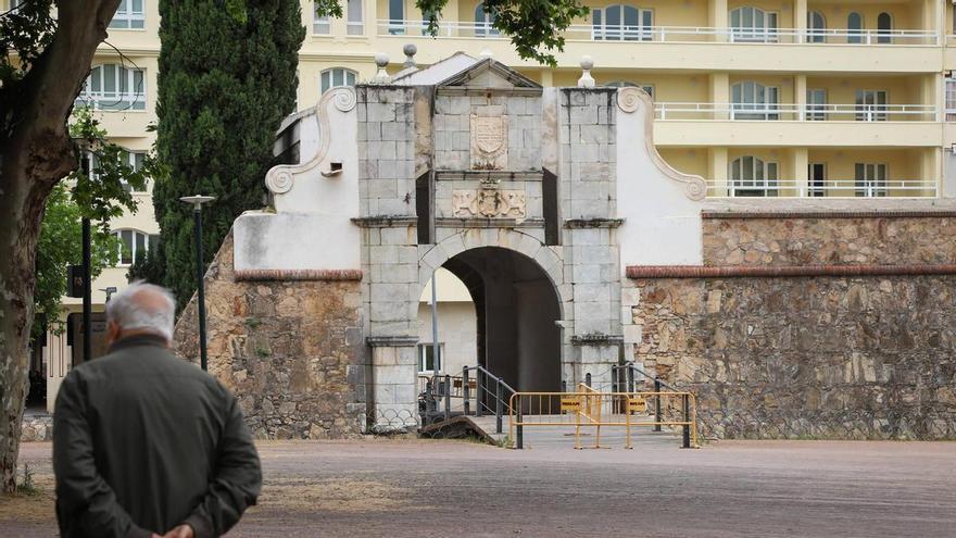 La caída de la bola de Puerta Pilar en Badajoz reabre el debate sobre la seguridad: vecinos piden vallado y más vigilancia