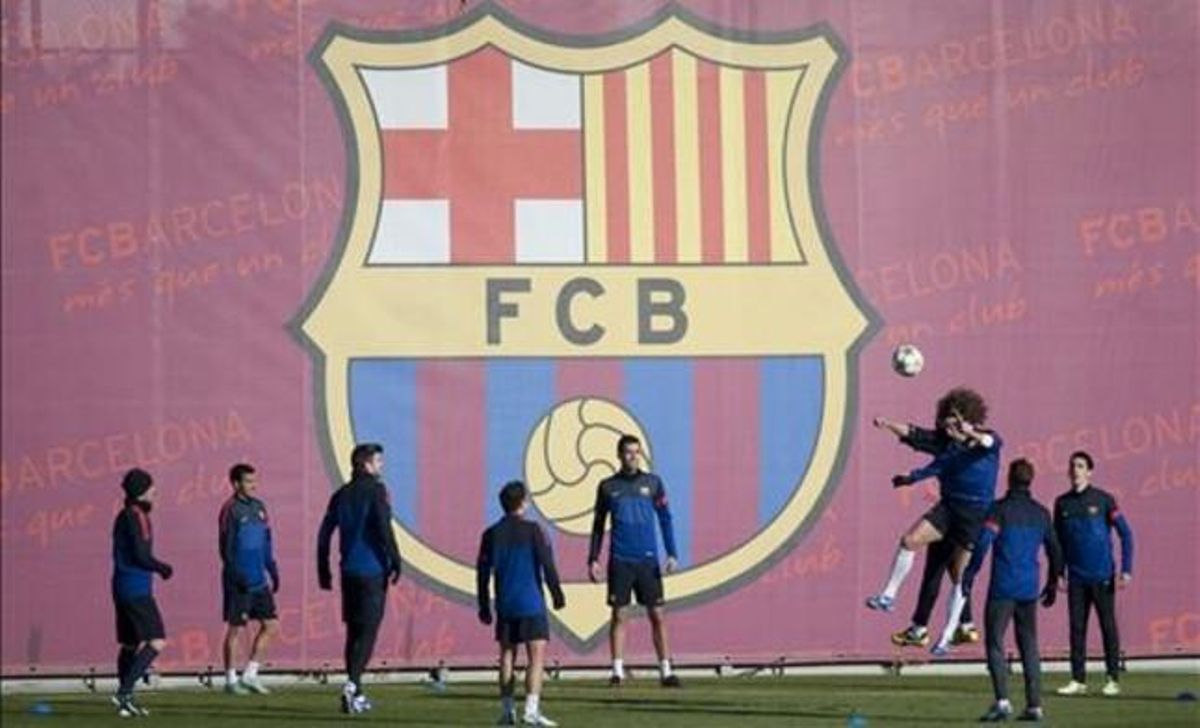 La plantilla blaugrana durant un entrenament a la Ciutat Esportiva.