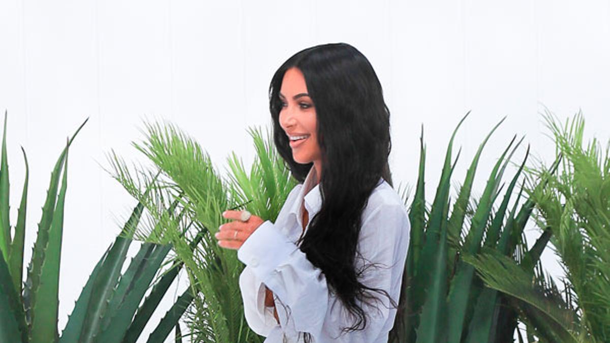 Kim Kardashian le da una vuelta de tuerca a la camisa blanca básica