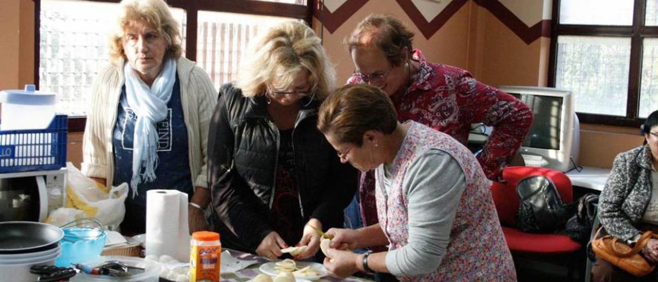 Las participantes, pelando peras para elaborar un strudel.