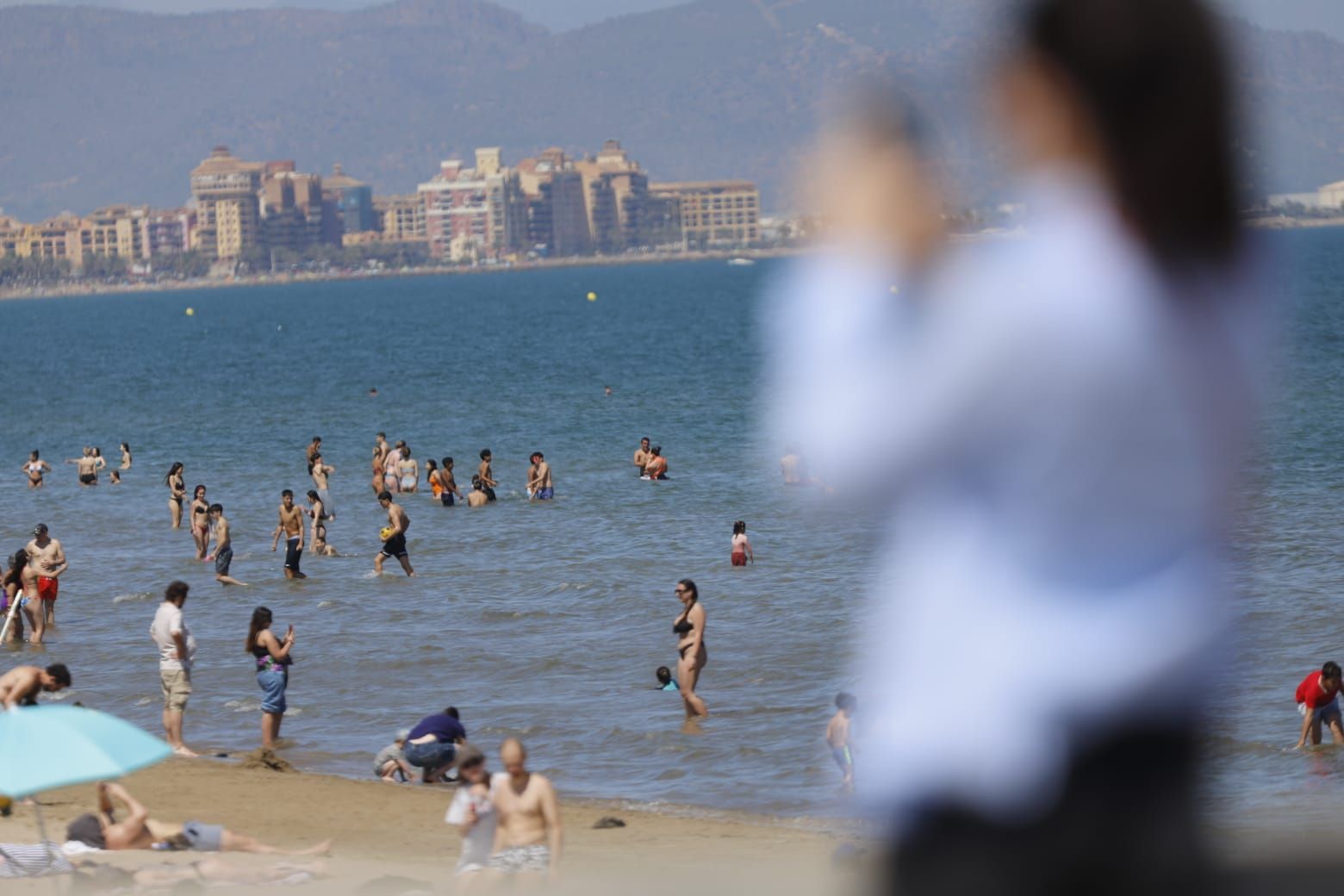 Una nueva jornada de calor llena las playas