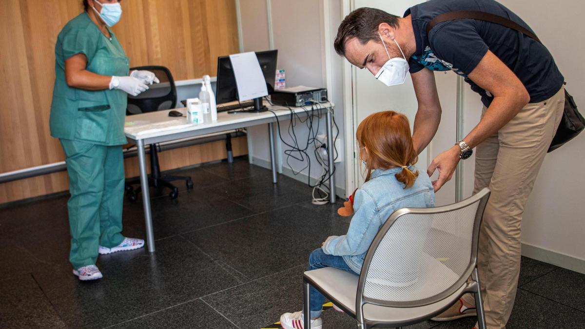 Un padre con su hija en Kid Covid