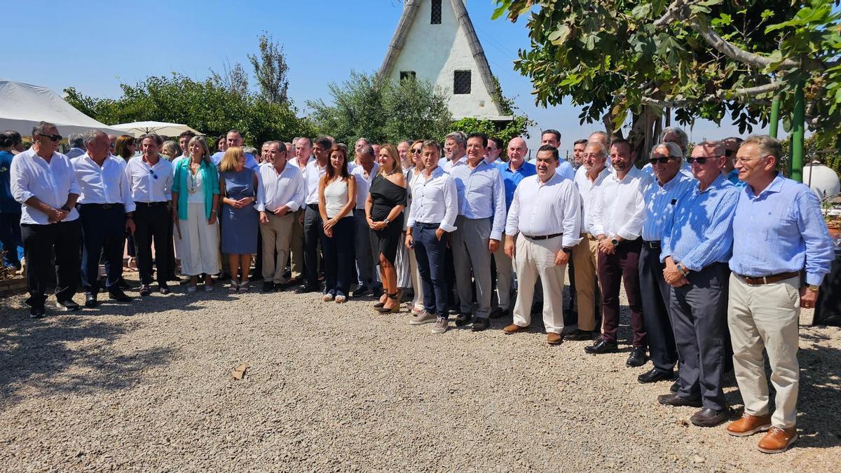 La foto de familia de los asistentes al encuentro empresarial con el presidente de la Generalitat.