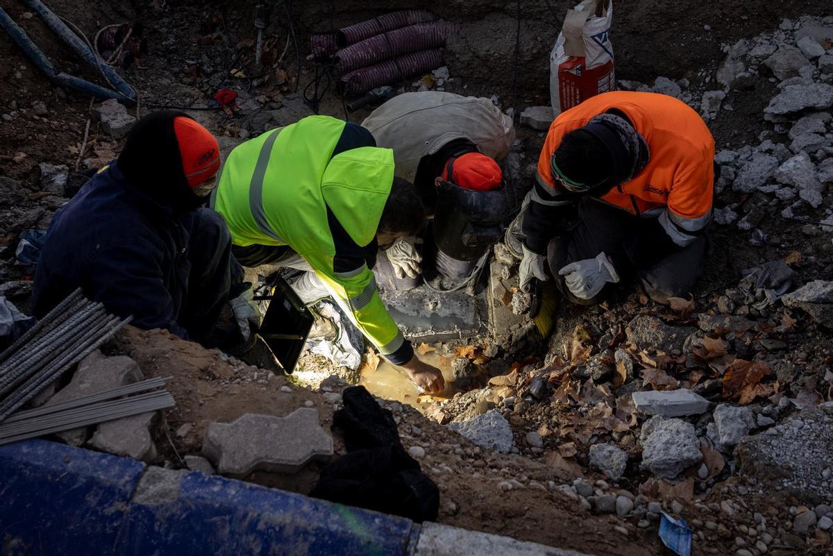 Operarios trabajando este viernes en la reparación de la tubería rota que dejó sin agua a 30.000 vecinos.