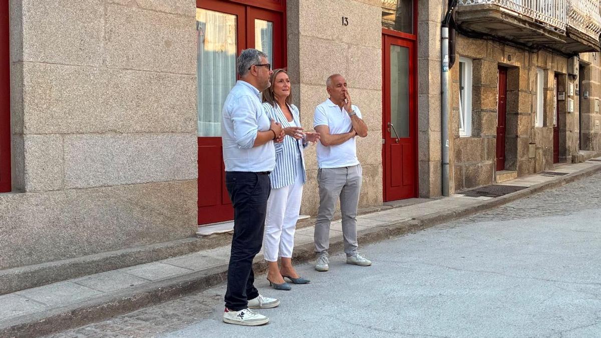 Luisa Sánchez, en el centro, en la rúa do Pazo de Bouzas.