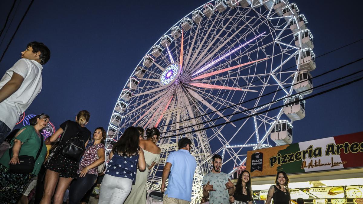 Atracciones y puestos de comida en el recinto ferial, en una imagen de archivo.