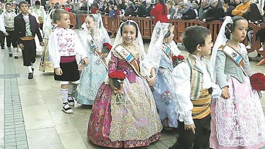 Benicarló se rinde a los pies de la Mare de Déu del Mar tras honrarla con 10.000 flores