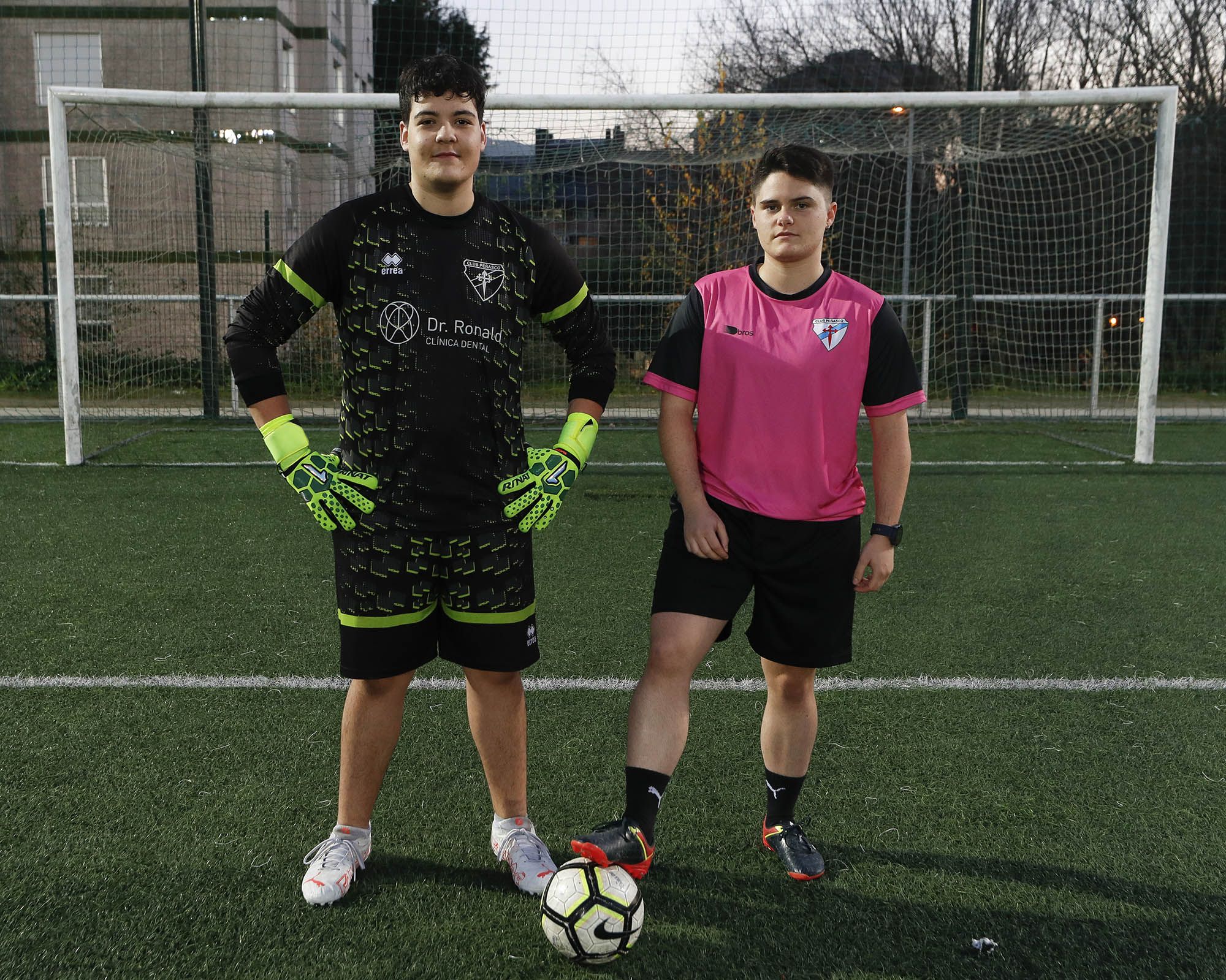 Íker y Marcos, de 19 años y 21 años, ayer, en el campo federativo de Coia.