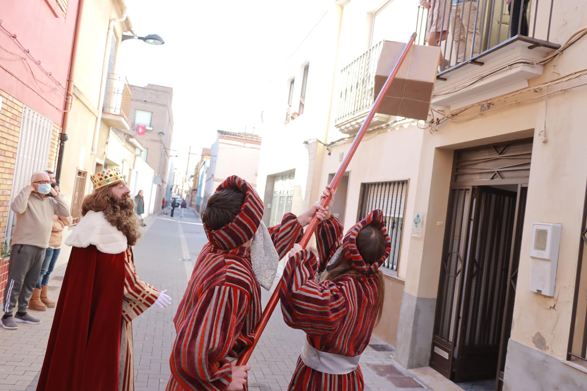 Los Reyes Mayos premian a los vecinos de Vila-real con cientos de regalos en este 2023