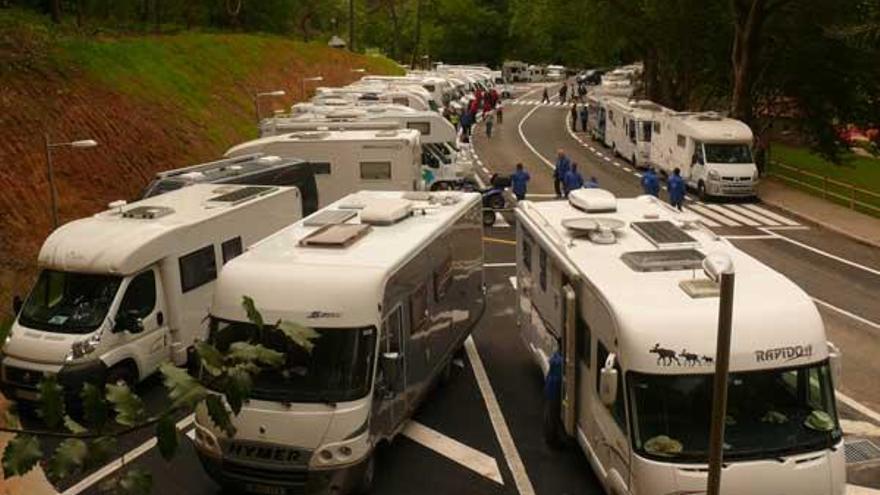 Autocaravanas estacionadas ayer en A Carixa.  // José Ramón Moire