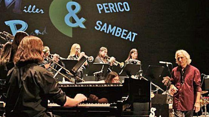 La vintena de músics de la Small Miller Band de Sallent en un concert al costat del saxofonista Perico Sambeat