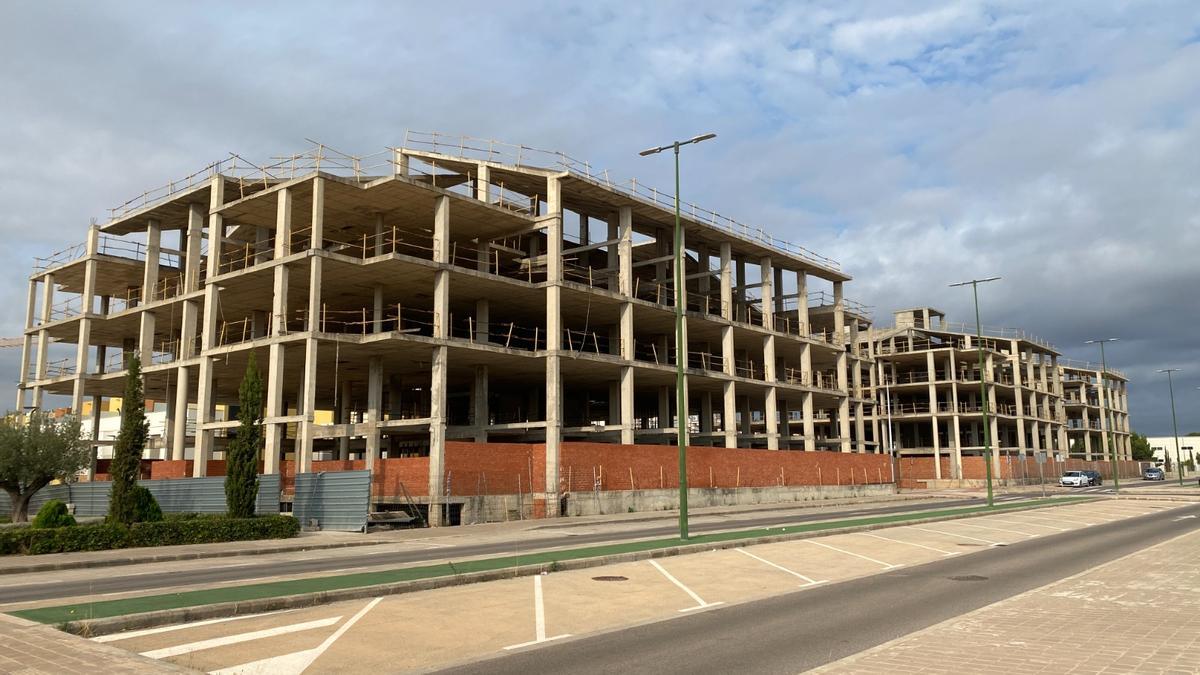 El edificio abandonado en 2008 a la entrada de Cap de l&#039;Horta en la Pobla de Vallbona