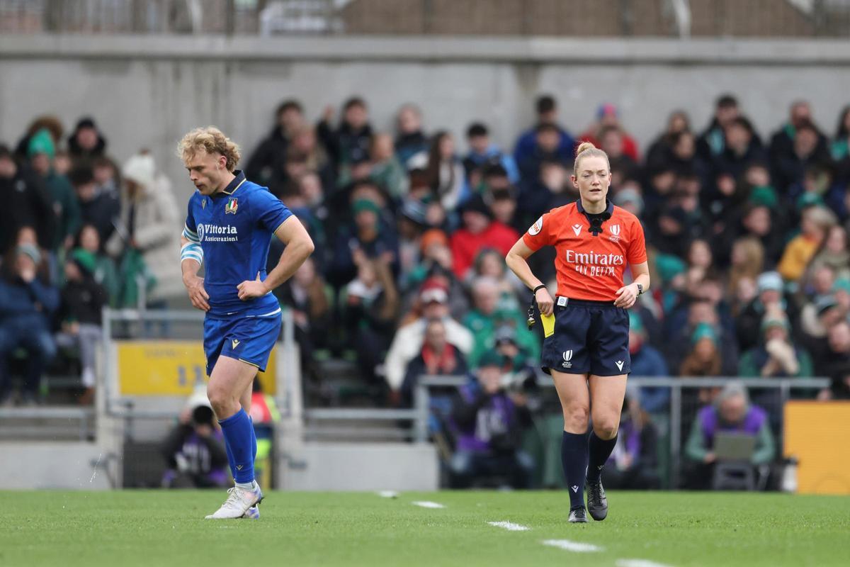 Hollie Davidson amonesta a Louis Lynagh, durante el partido del Seis Naciones entre Irlanda e Italia en Dublín.
