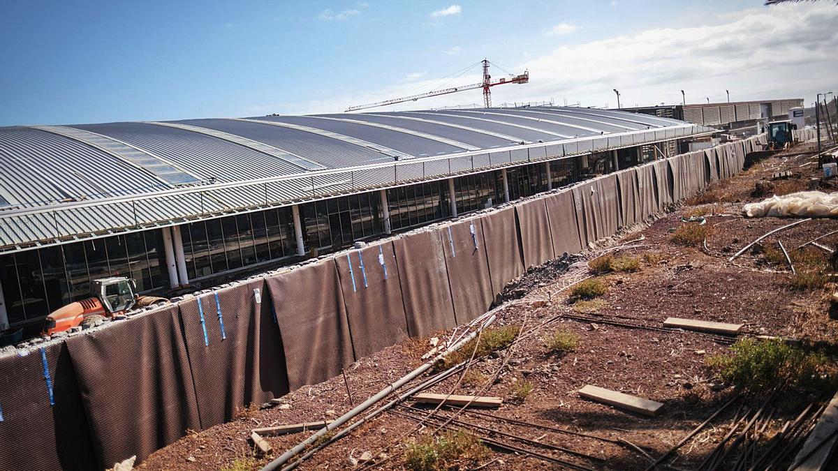 Imagen tomada ayer del estado de las obras de ampliación de la terminal de pasajeros del aeropuerto de Tenerife Sur.