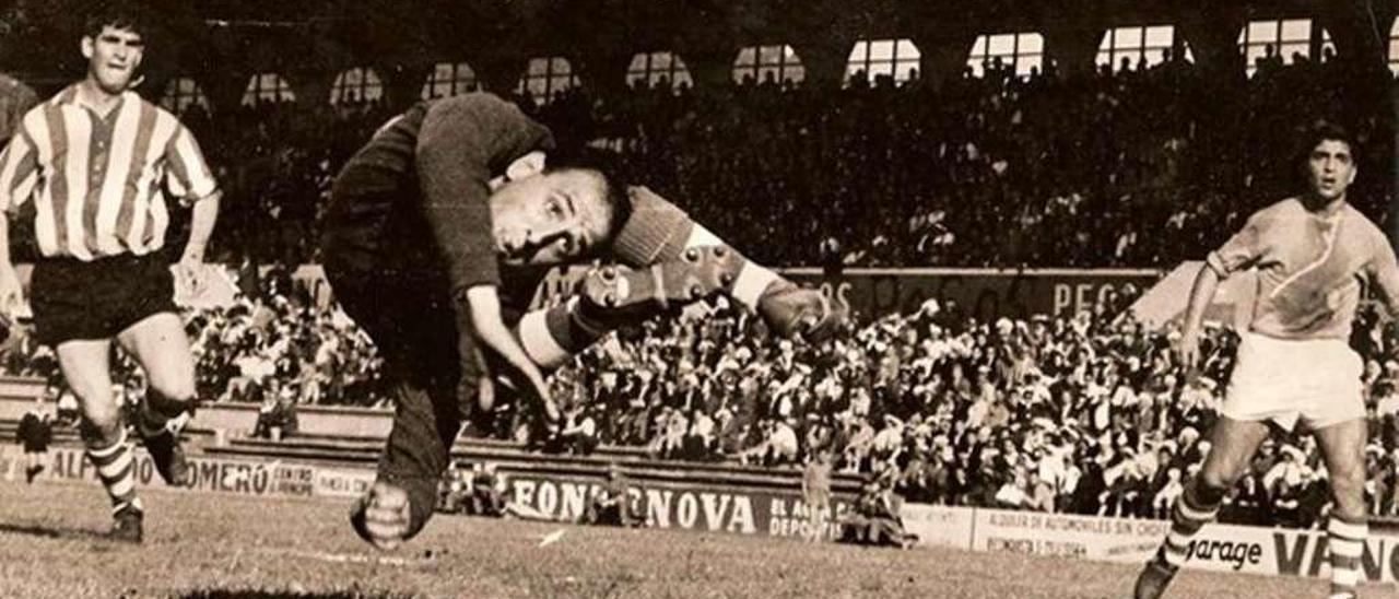 José Antonio Cantero, en acción, durante un partido de Liga en el estadio de Balaídos.
