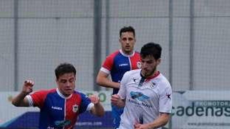 Álex Rey avanza con el balón en el duelo de ayer. // Silveira