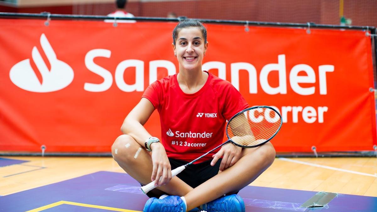 Carolina Marín, la campeona de badminton, posa en una pista.